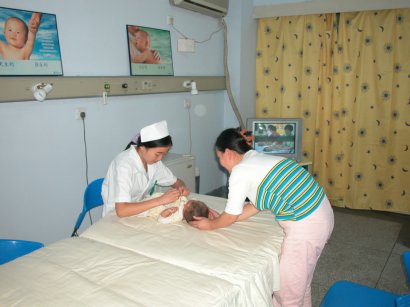 新生儿抚触术